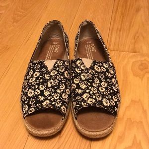 Open toed Toms